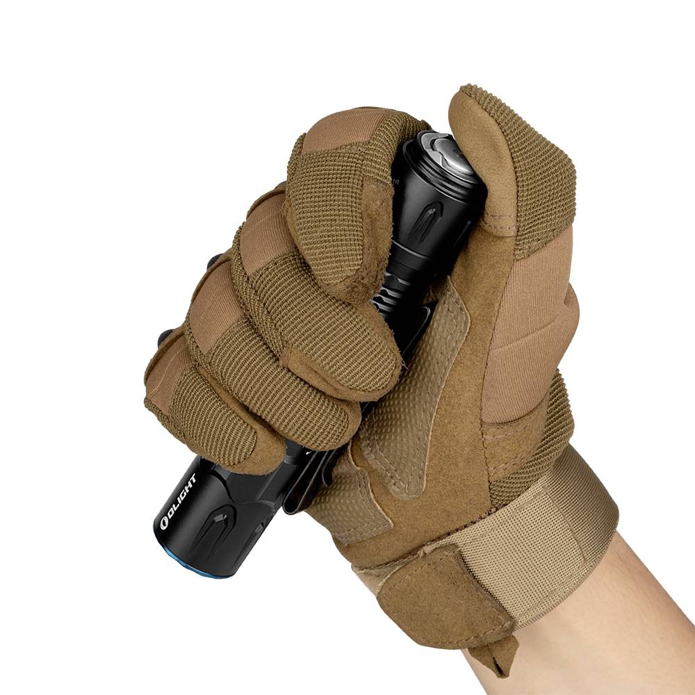 Een gehandschoende hand houdt een zwarte zaklamp met een blauwe knop, duim drukt op de schakelaar.