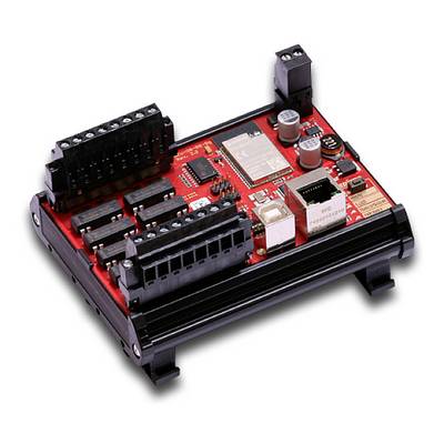 Een rode printplaat met meerdere aansluitingen, een Ethernet-poort en diverse elektronische componenten, gemonteerd op een zwart frame.