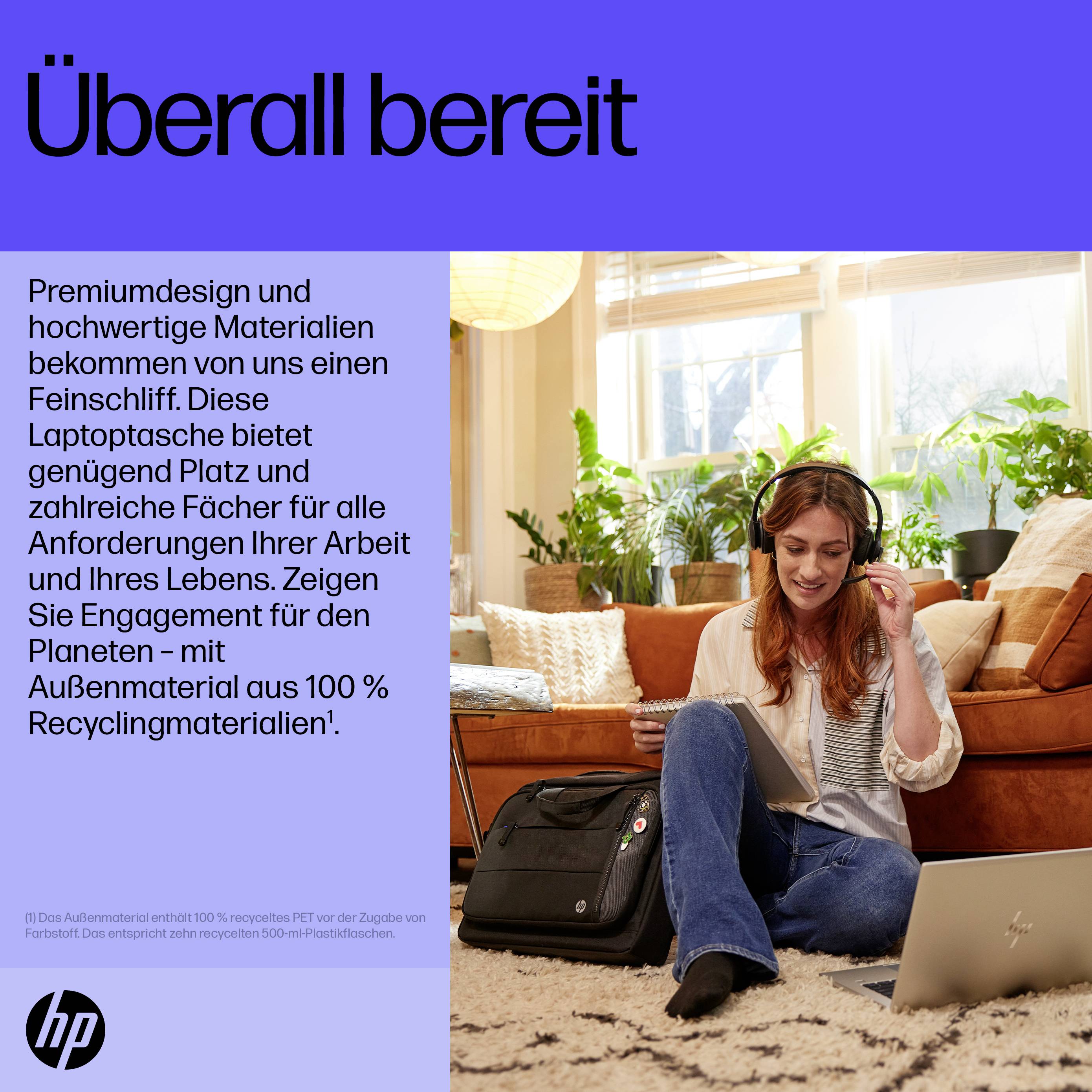 Een vrouw zit glimlachend op de vloer naast haar laptop en een schoudertas in de woonkamer; Onderschrift: 'Overal klaar'.