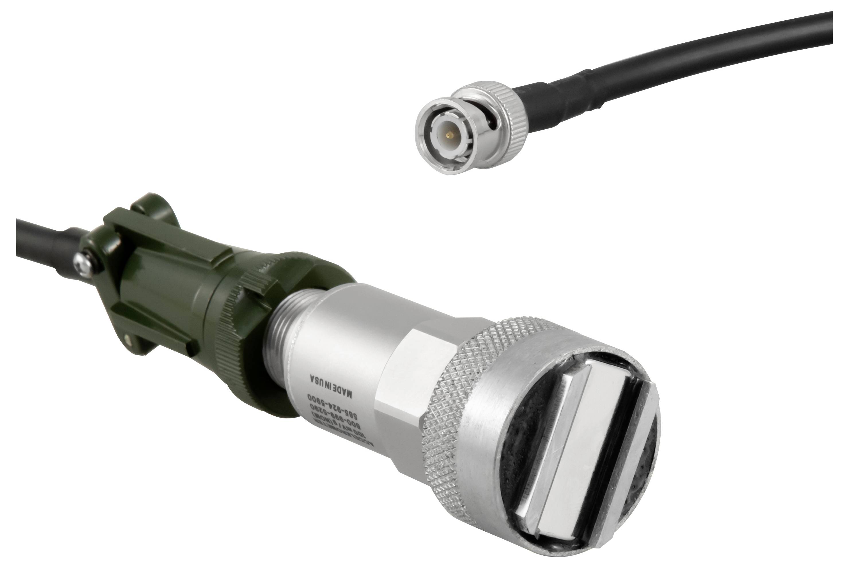 Close-up van een groene en zilveren industriële kabelconnector met een aparte coaxiale stekker ervan afgebeeld op een witte achtergrond.