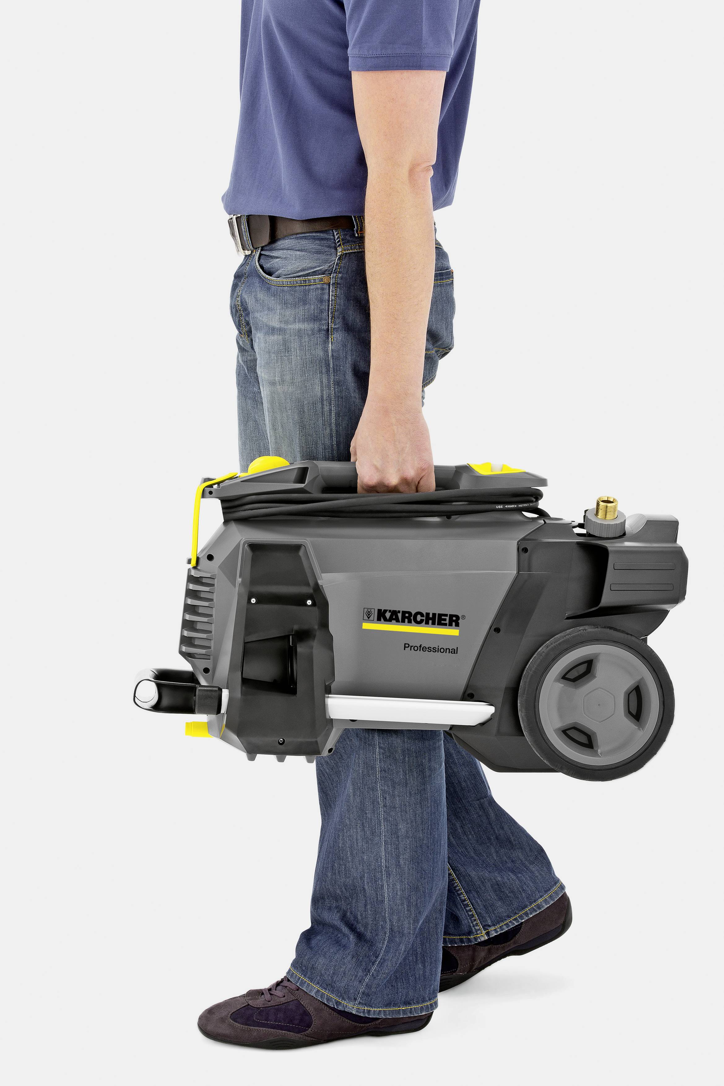 Een persoon draagt een compacte hogedrukreiniger van Kärcher met gele accenten aan het handvat.