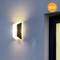 Moderne buitenlamp aan een muur naast een raam. Rechtsboven een 'NIEUW'-symbool.