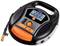 Draagbare digitale bandenspanningsmeter met lcd-display, oranje en zwarte behuizing, flexibele slang en ventilaansluiting.