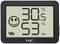 Digitale thermometer toont 30,5 graden Celsius en 53 procent luchtvochtigheid. Smiley-symbool en schildpad ernaast.