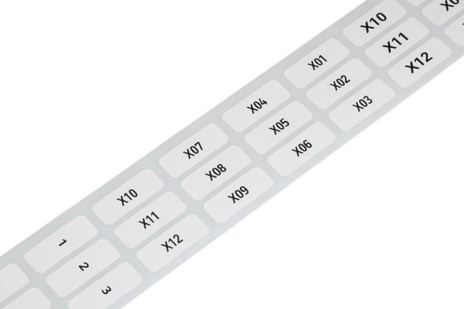 Gelabelde plakstroken met alfanumerieke codes (bijv. 'X01', 'X02') op een witte achtergrond voor organisatorische identificatie.