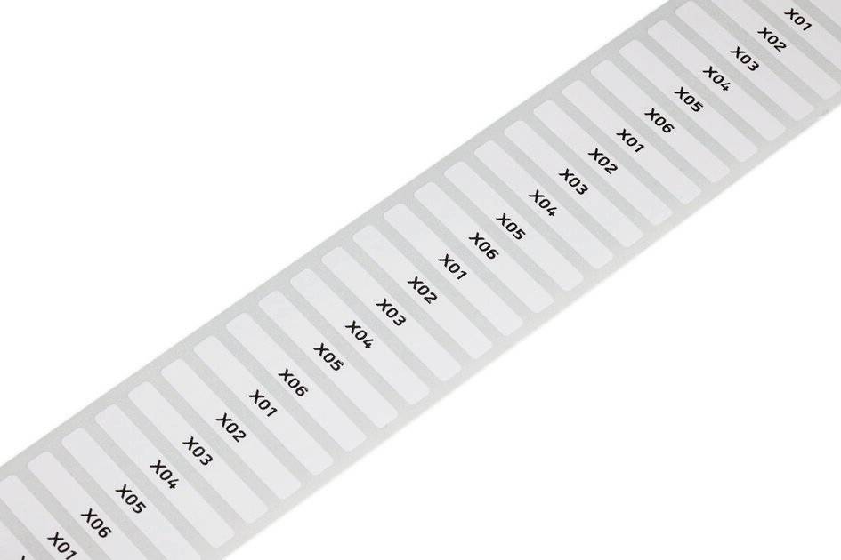 Een lange witte streep met naast elkaar geplaatste grijze rechthoeken, elk gemarkeerd met een zwart 'X0' gevolgd door een getal.