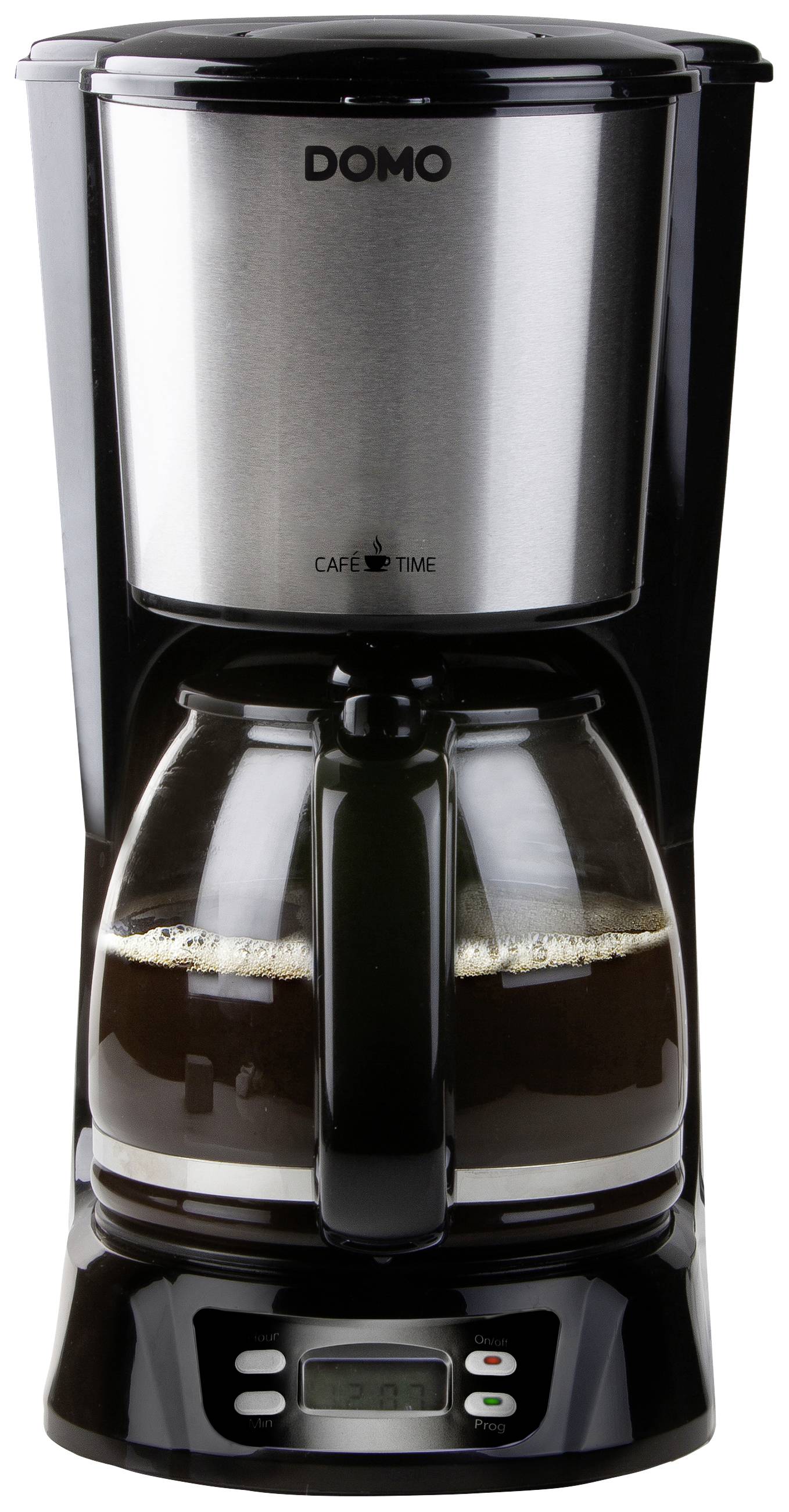 Een zwarte koffiemachine met een glazen kan, gevuld met verse koffie. Op de voorkant bevindt zich een display met knoppen.