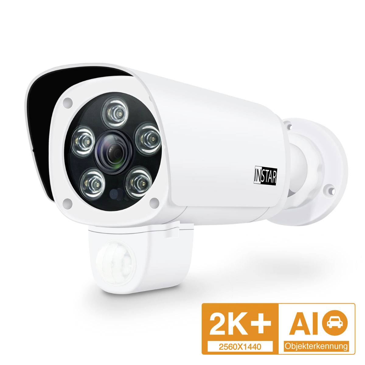Witte bewakingscamera met 2K-resolutie en AI-objectherkenning, gemonteerd aan de muur. Zes LED-lampjes rond de lens.