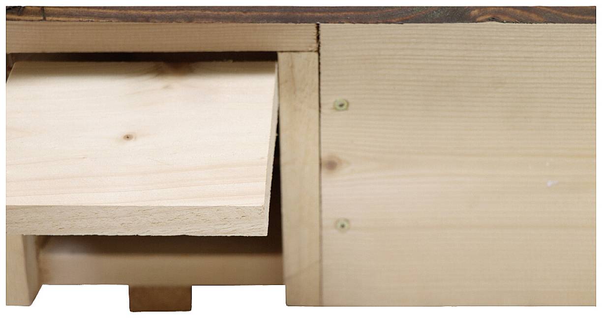 Houten lade, gedeeltelijk geopend, toont een gladde houten oppervlakte en een eenvoudige constructie. Schroeven zijn zichtbaar aan de zijkant.
