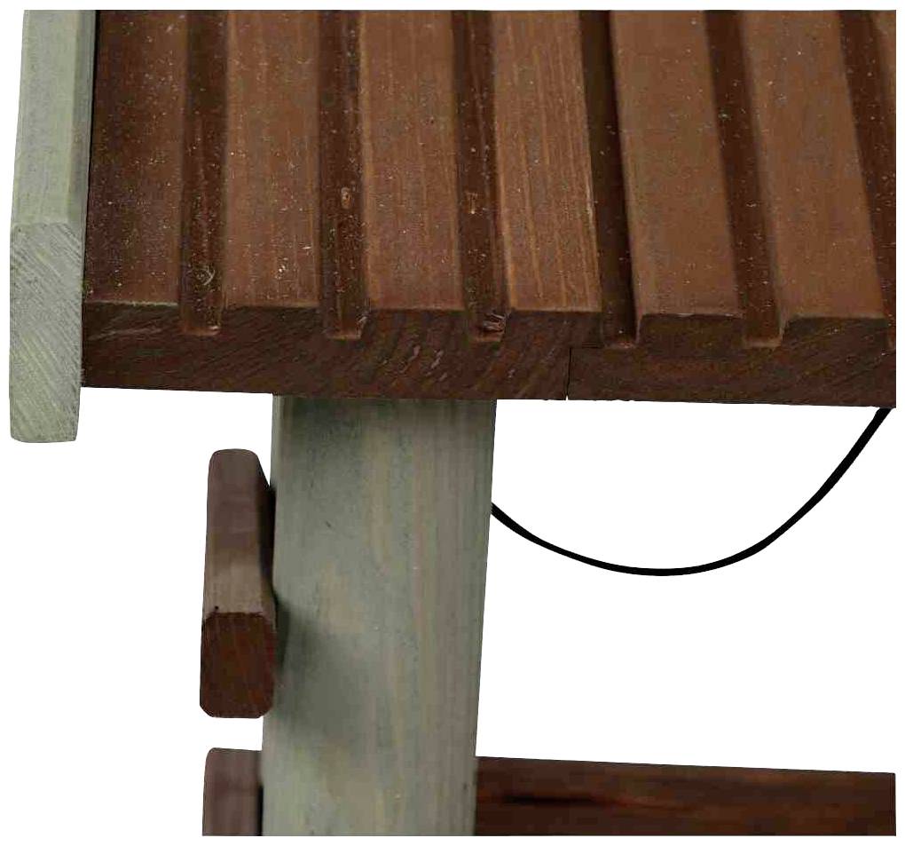 Houten tafel met een bruine, gegroefde oppervlakte en grijze poten. Structuur en balkenelementen zichtbaar; focus op tafelontwerp.