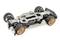RC-chassis met aluminium frame en verguld velgen, toont details van wielophanging en voertuigconstructie.