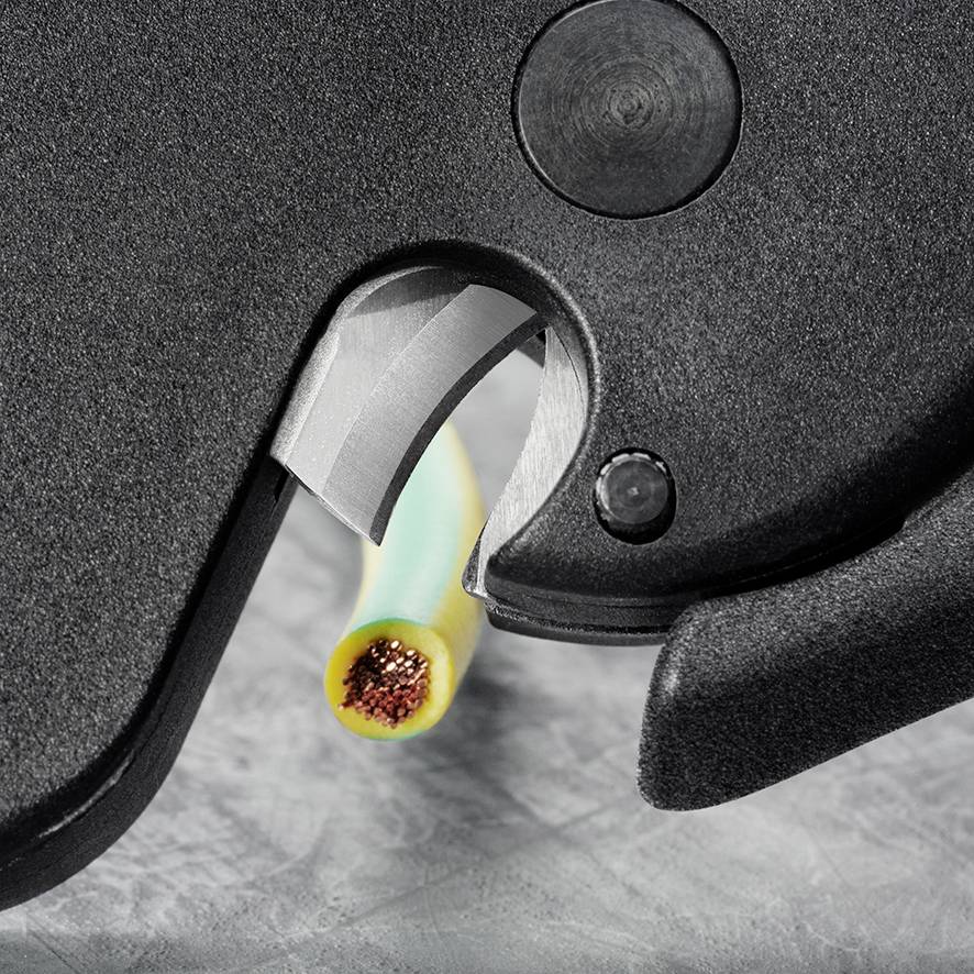 Close-up van een kabelkniptang die een geel-groen kabel netjes doorsnijdt.