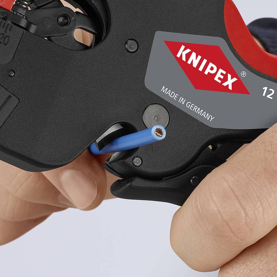 Close-up van een hand die een blauw kabel bewerkt met een Knipex-gereedschap. 'Made in Germany' is zichtbaar op het gereedschap.