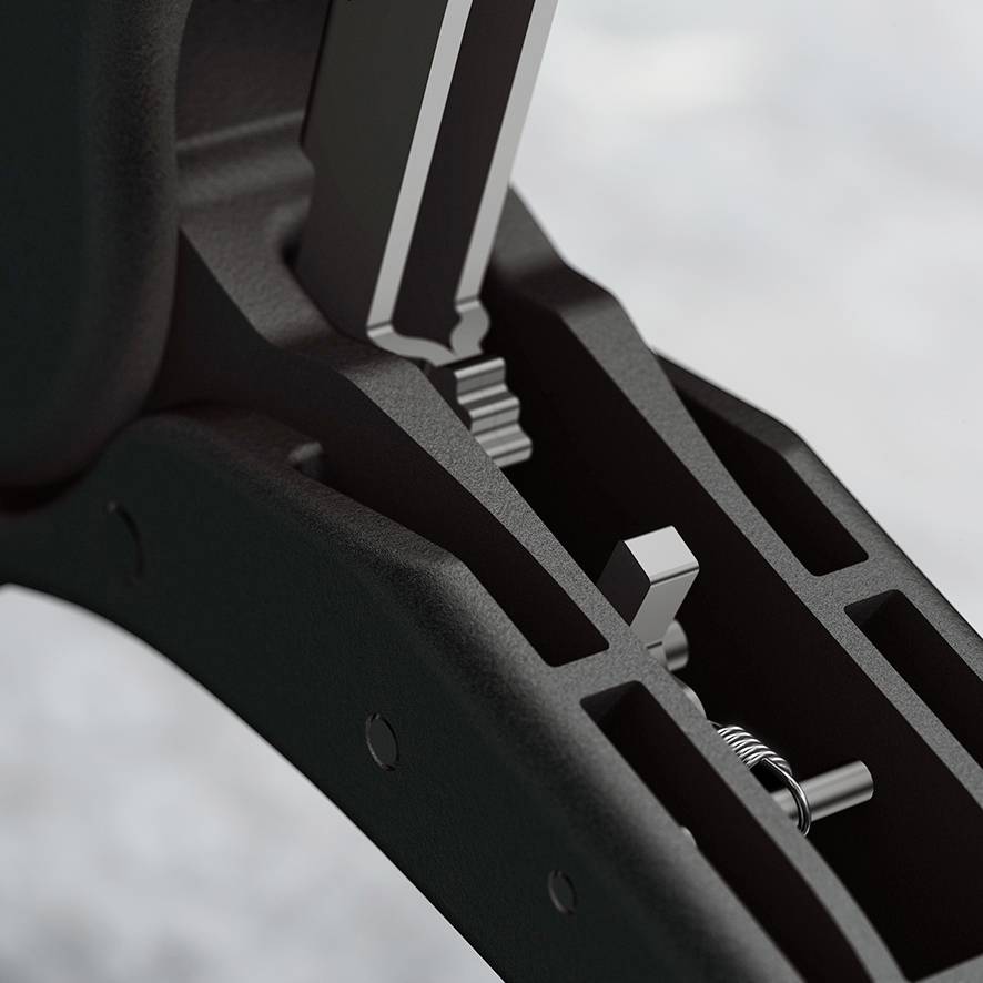 Close-up van een metalen mechanisme dat deel zou kunnen uitmaken van een complex apparaat. Focus op nauwkeurig bewerkte onderdelen en tandwielen.