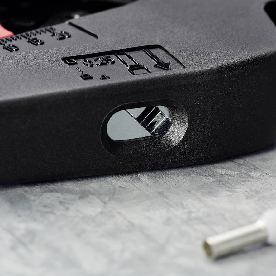 Close-up van een slot met een zichtbaar reflecterende spiegel aan de binnenkant en een sleutel aan de zijkant.