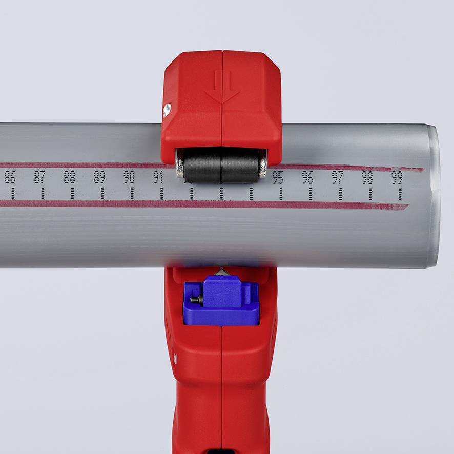 Een rood meetinstrument meet de diameter van een grijs cilindrisch object. De schaal toont het bereik van 86 tot 96 millimeter.