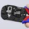 Hand houdt een krimptang van het merk KNIPEX, model 97 51 13, gereed om elektrische steekverbindingen te crimpen.