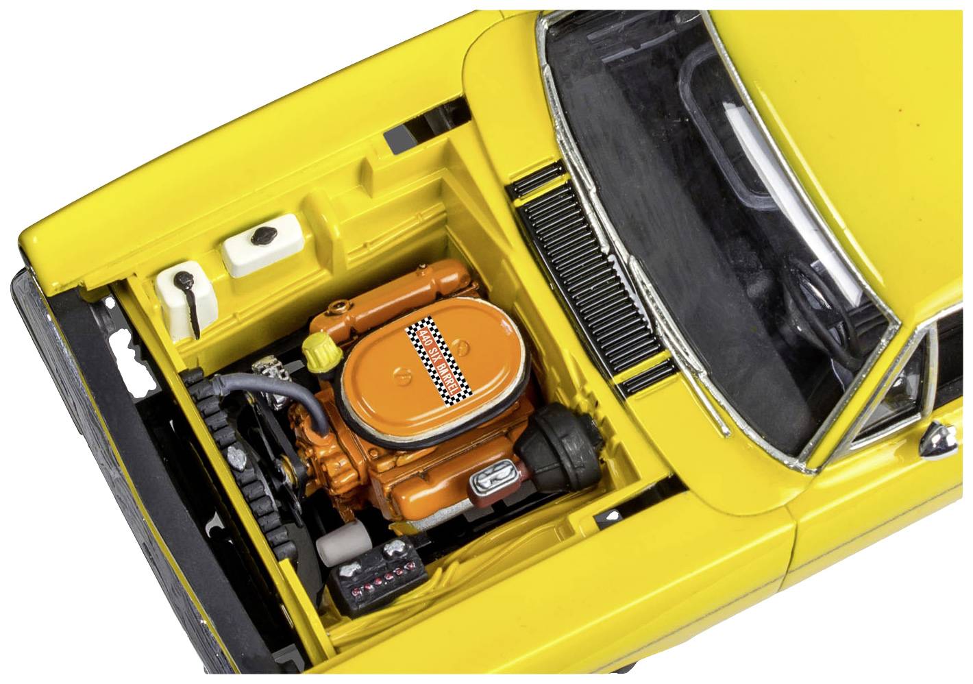 Gele oldtimer met open motorkap onthult een goed onderhouden, oranje motor.