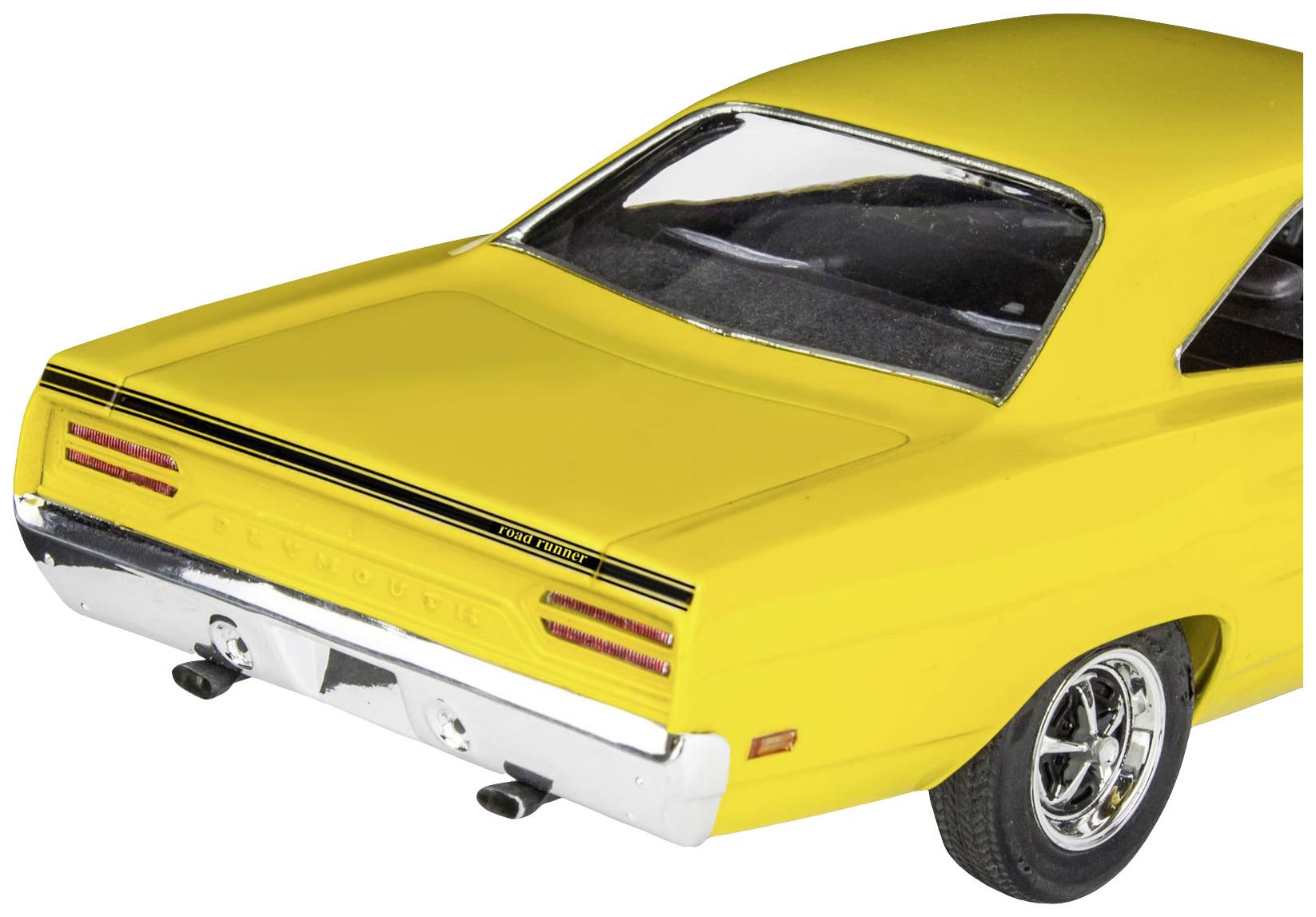 Een geel modelauto van achteren, met glanzende lak en verchroomde bumpers, geparkeerd op een neutrale ondergrond.