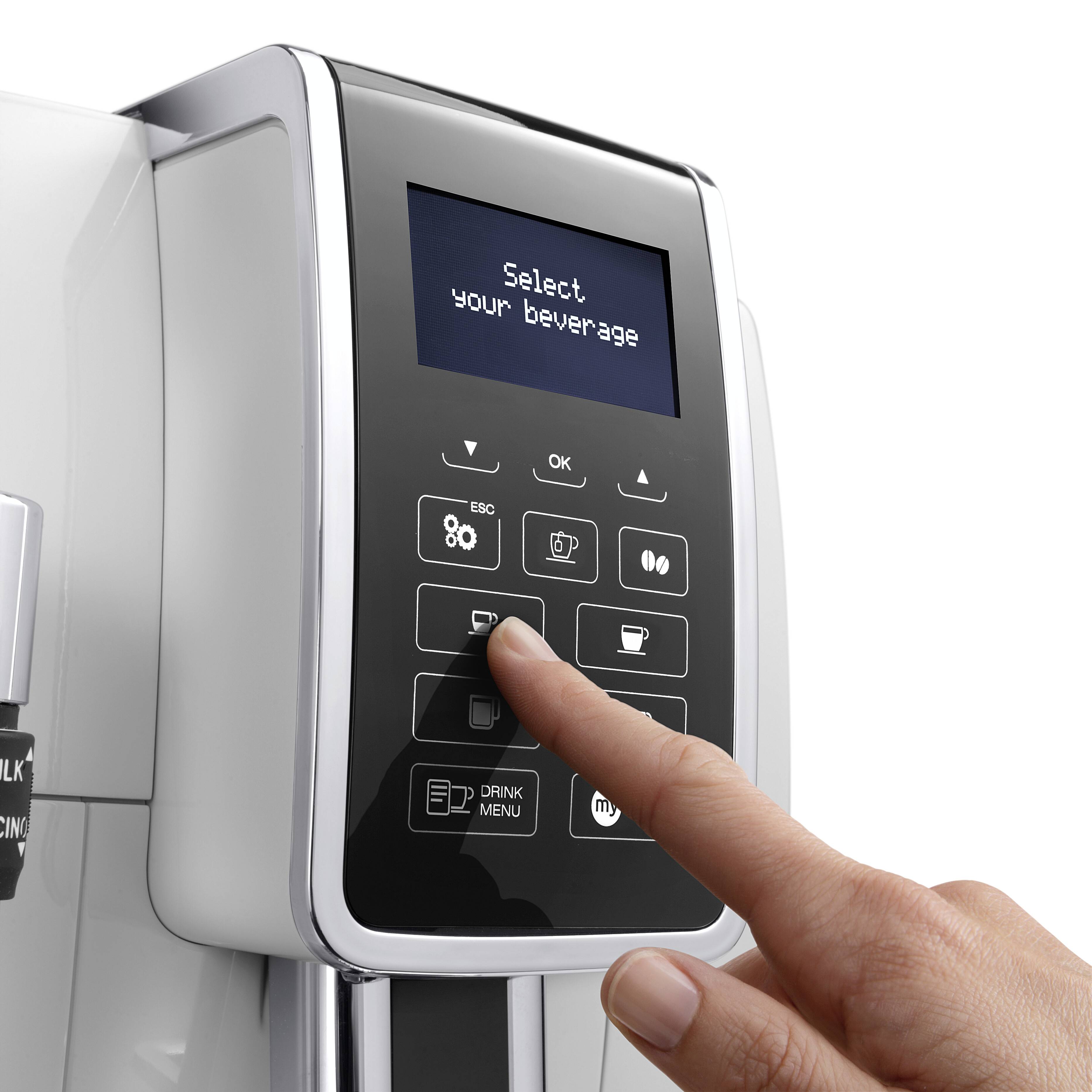 Een hand drukt op een toets van een moderne volautomatische koffiemachine met een display waarop 'Selecteer uw drankje' wordt weergegeven.