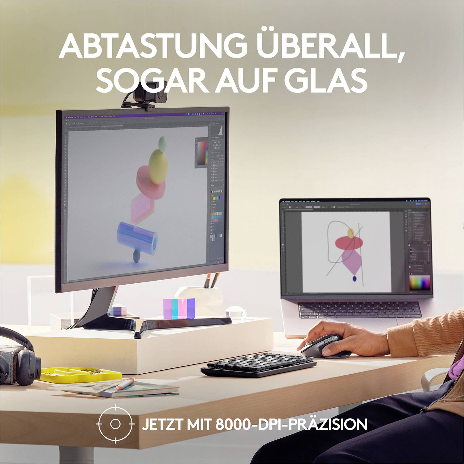 Twee monitoren op een bureau tonen kleurrijke 3D-graphics. Tekst op de afbeelding: 'Scannen overal, zelfs op glas'.