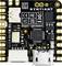 Een microcontroller-board met USB-C-aansluiting, IC-chip en verschillende elektronische componenten. Bovenaan zijn fabrikantslogo's zichtbaar.