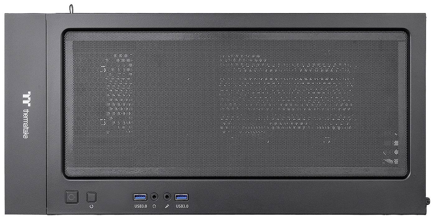 Een zwarte computerbehuizing met verluchtingsroosters aan de voorkant en twee USB-poorten onderaan.