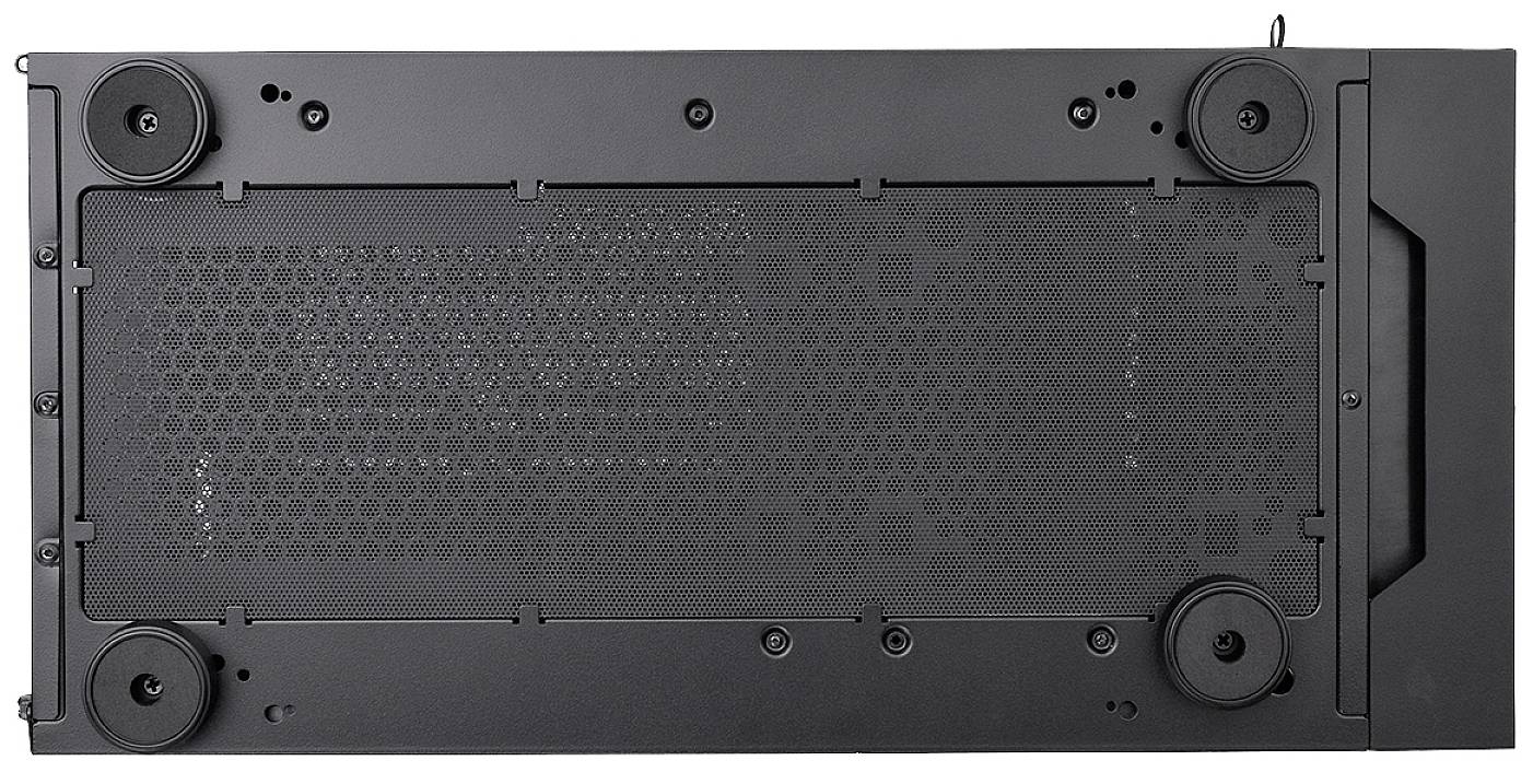 Onderkant van een zwart computerbehuizing met vier ronde standvoeten en een groot, honingraatvormig ventilatierooster.