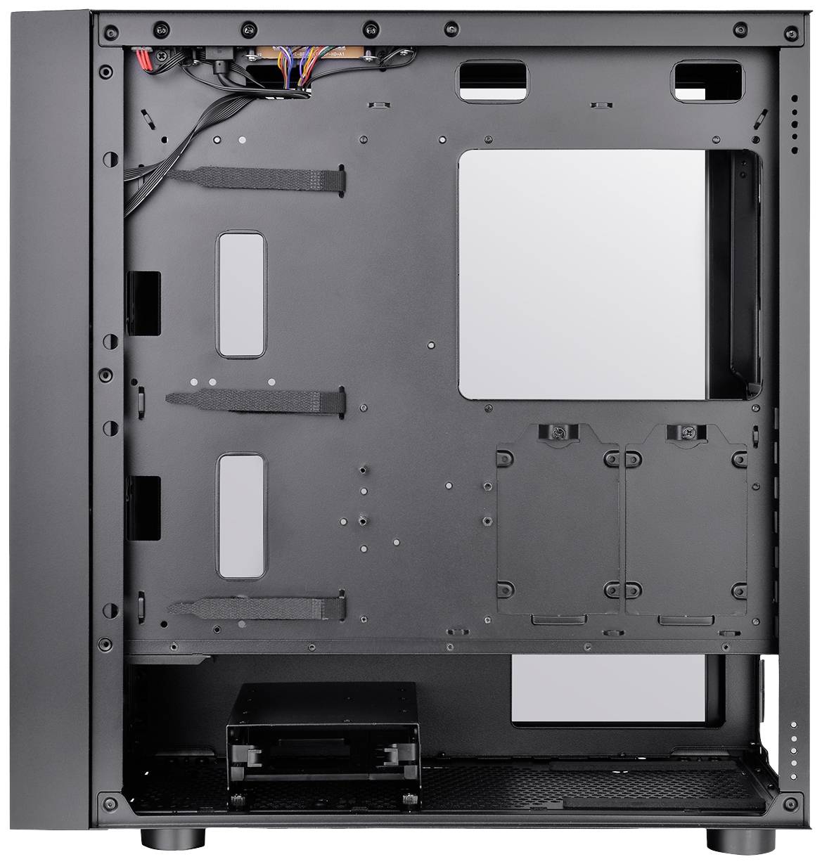 Zwart computerbehuizing van binnen, zonder componenten. Kabels linksboven. Meerdere bevestigingsplaatsen voor harde schijven en een voedingseenheidsvak onderaan.