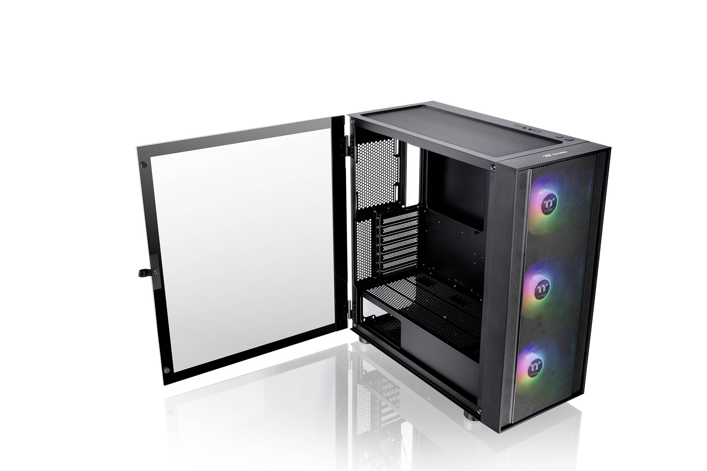 Open pc-behuizing met glazen zijpaneel, drie zichtbare ventilatoren met RGB-verlichting aan de voorkant.