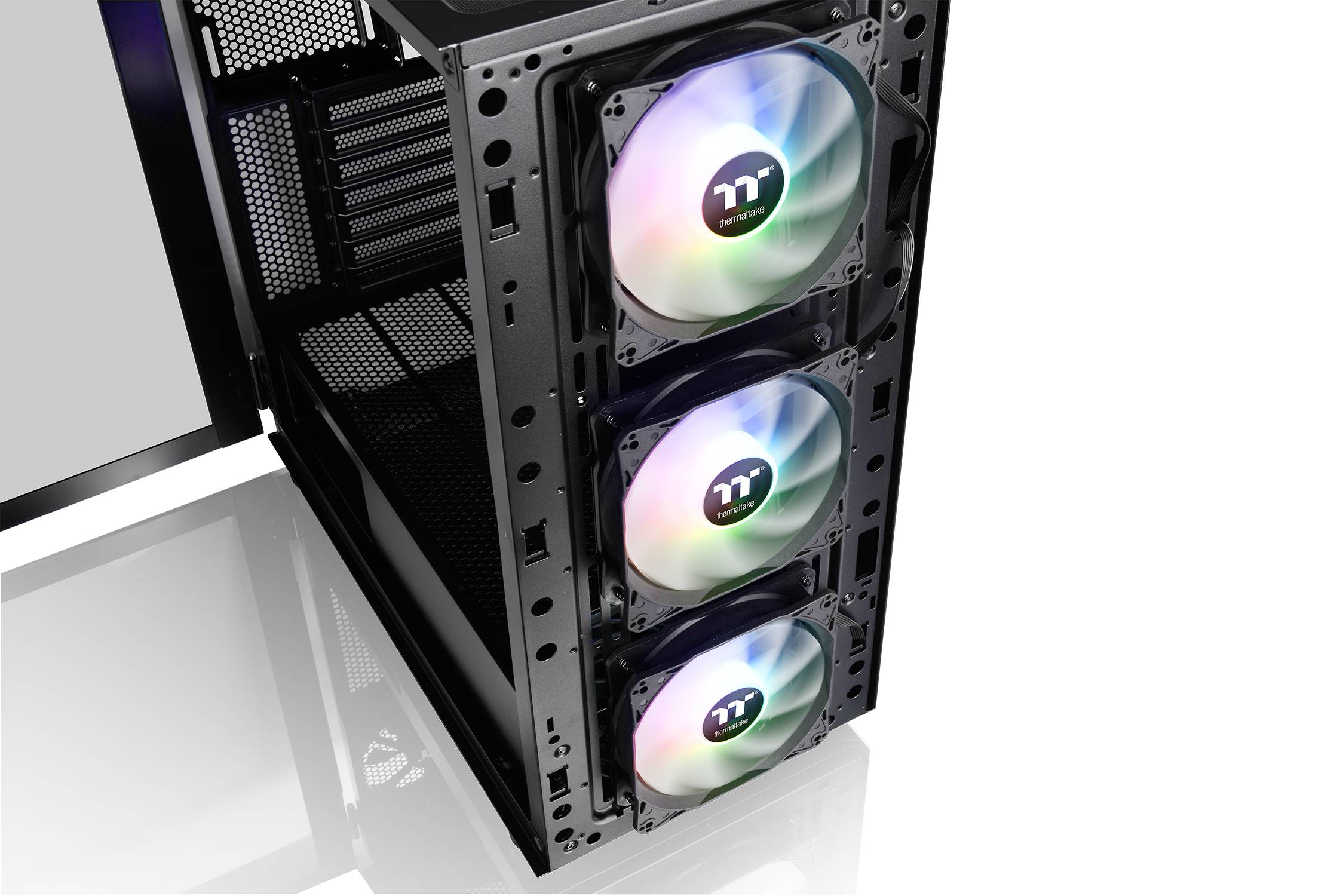 'Zwart geopend computerbehuizing toont drie ventilatoren met RGB-verlichting aan de voorkant.'