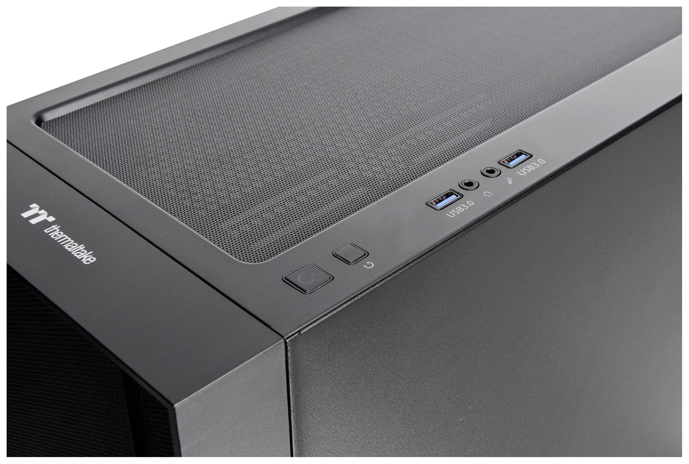 Bovenkant van een computerbehuizing met twee USB-poorten, een audio-aansluiting en een aan-/uitschakelaar, minimalistisch ontworpen.