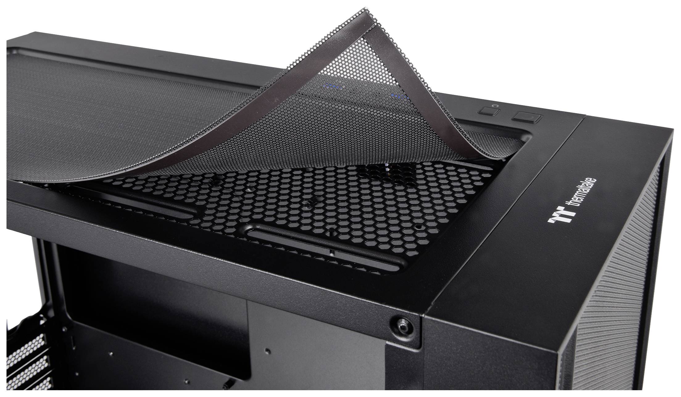 Een computerbehuizing met een verwijderbare, magnetische mesh-afdekking voor ventilatie. Merknaam rechtsboven.