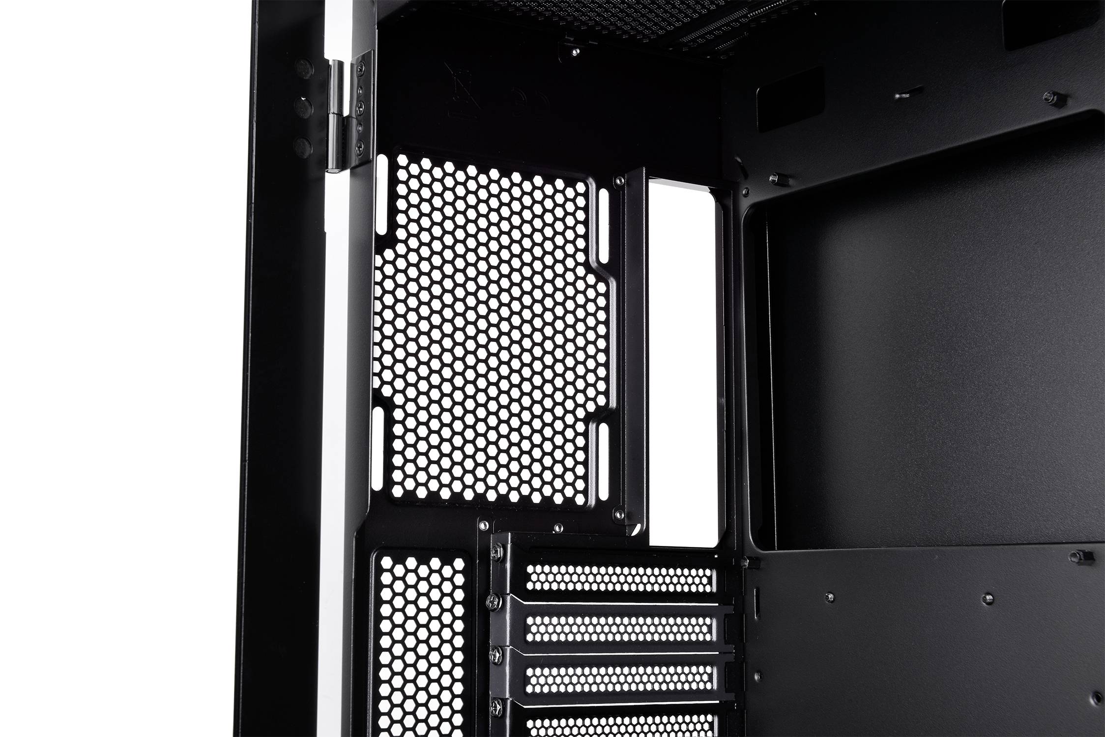 Binnenaanzicht van een computerbehuizing met zichtbare achterwand, meerdere uitbreidingssleuven en een rooster voor ventilatie.