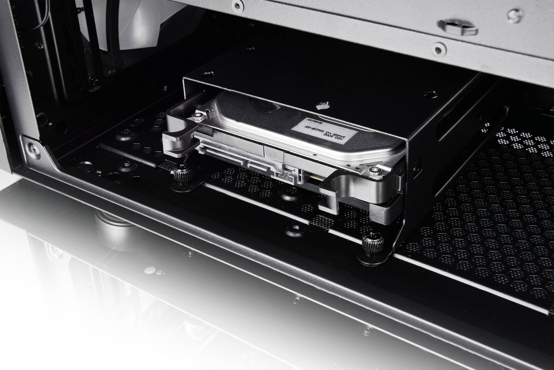 Harde schijf gemonteerd in een computerbehuizing, toont de installatie in de stationsruimte.