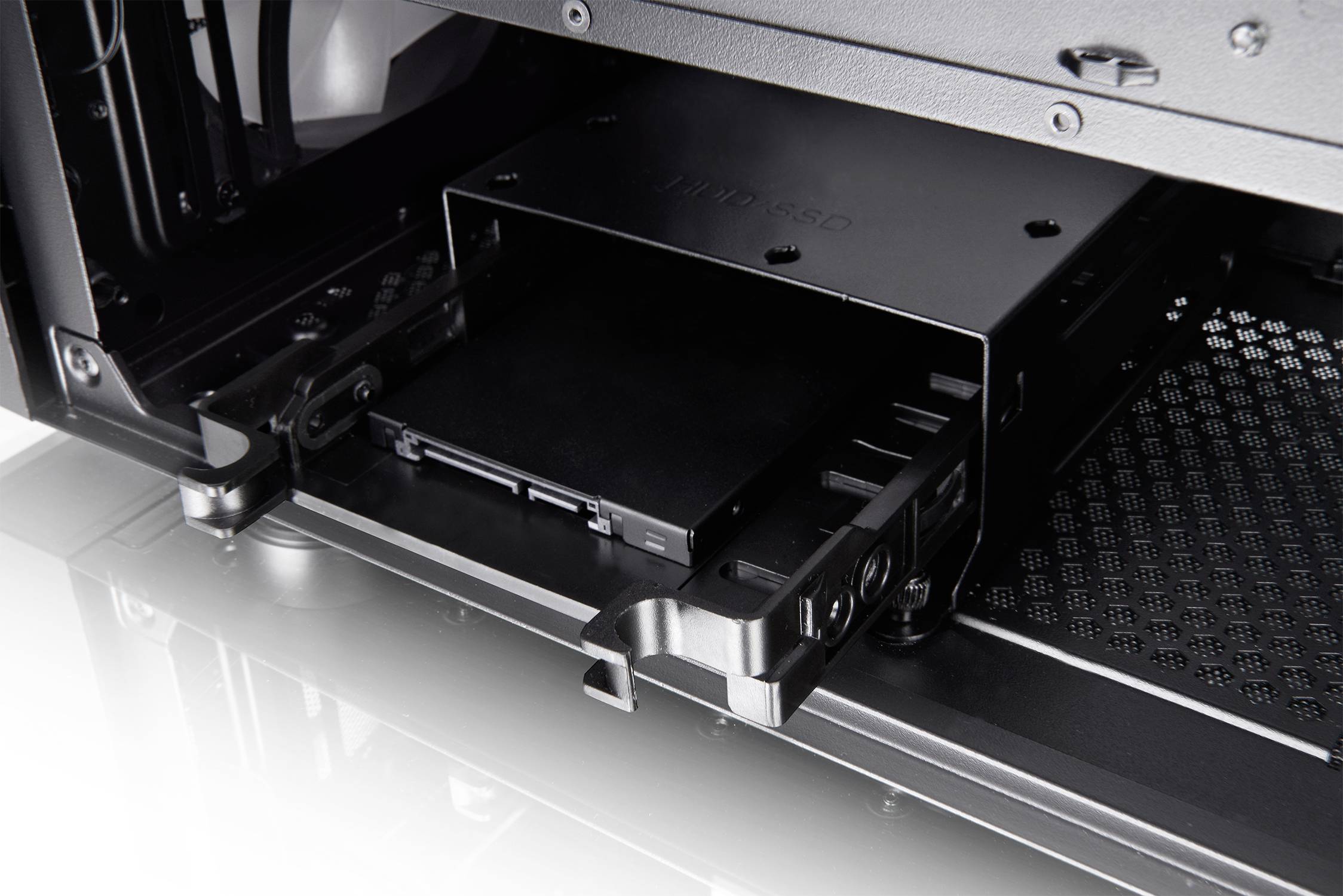 Een harde schijf-lade in een computerbehuizing wordt geopend. Een harde schijf is gedeeltelijk geschoven, zichtbaar in een zwart frame.