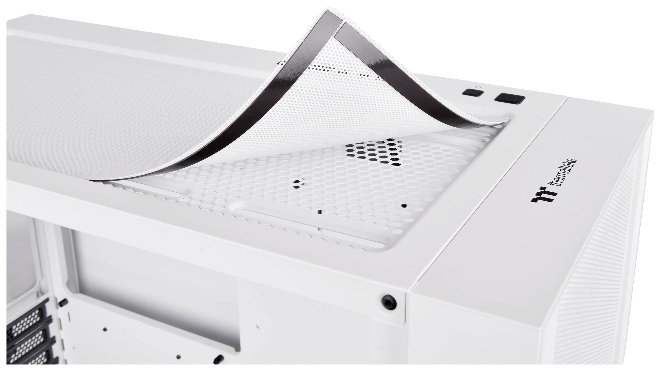 Wit computerbehuizing met verwijderbaar magnetisch stoffilter aan de bovenkant, toont ventilatiesleuven voor betere luchtstroom.