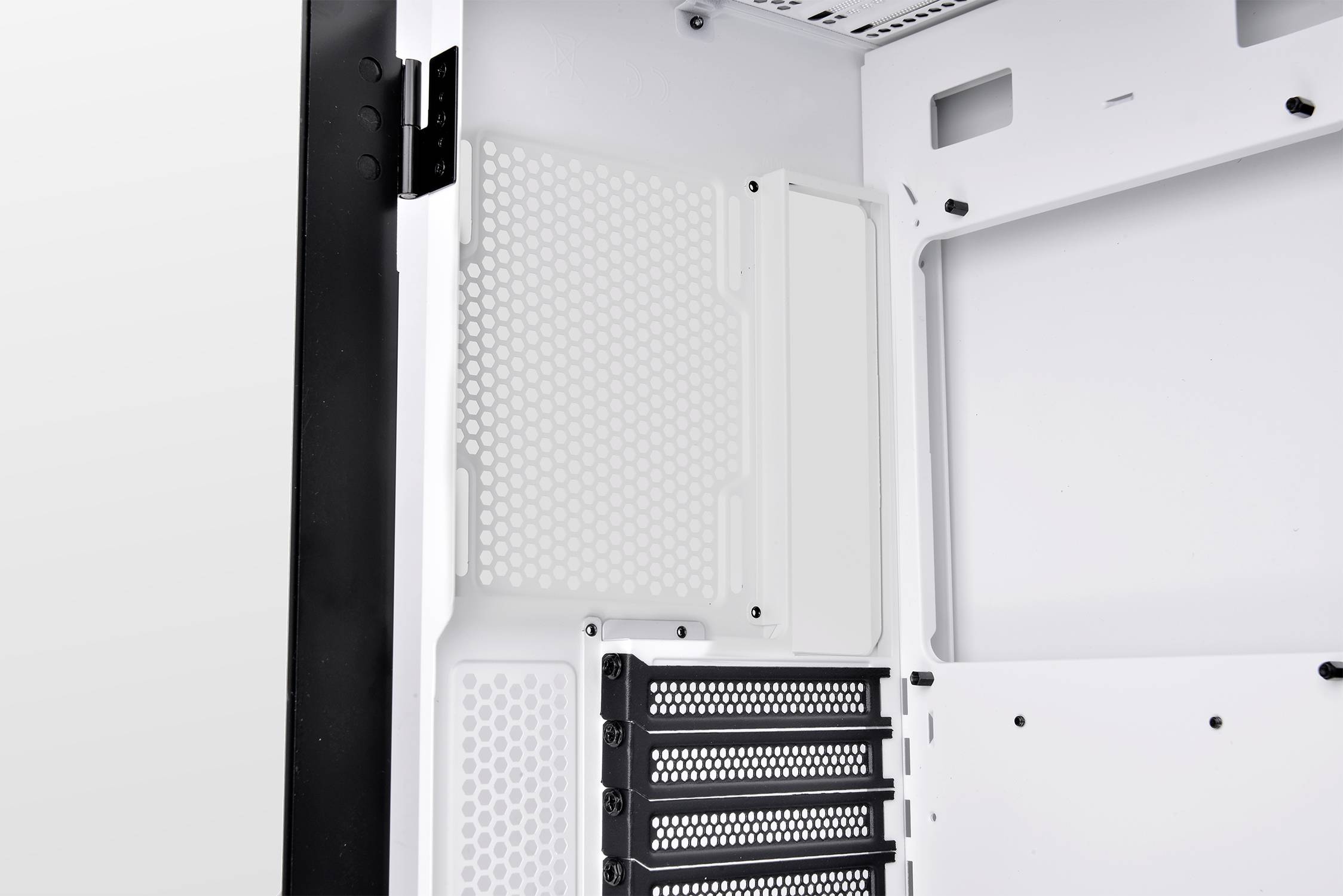 Het binnenste van een wit computerbehuizing met open compartimenten en ventilatierooster. Bevat meerdere verticale uitbreidingssleuven.