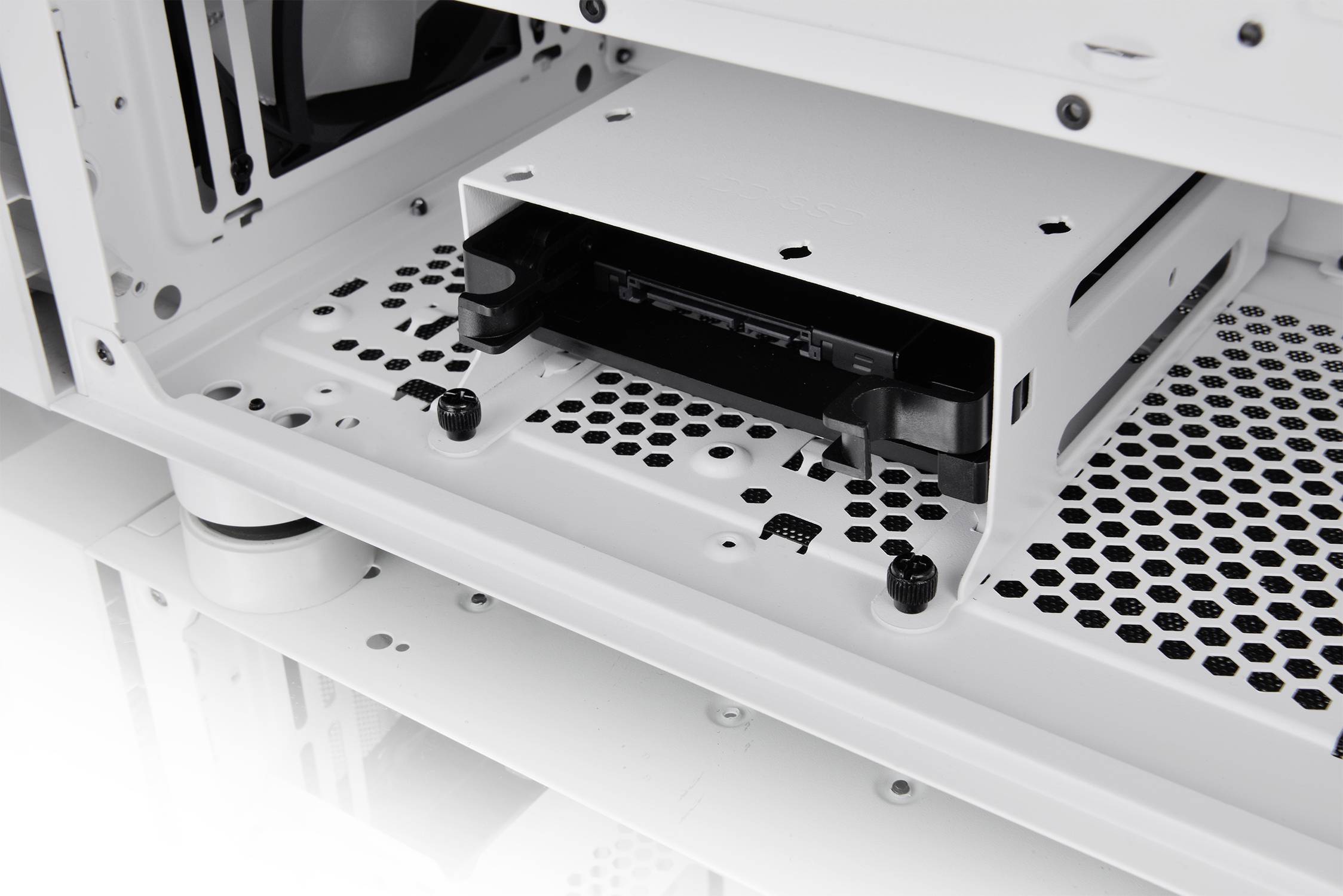 Computerbehuizing met een open schachtruimte waarin een harde schijf kan worden geïnstalleerd. Witte binnenstructuur met ventilatiesleuven.