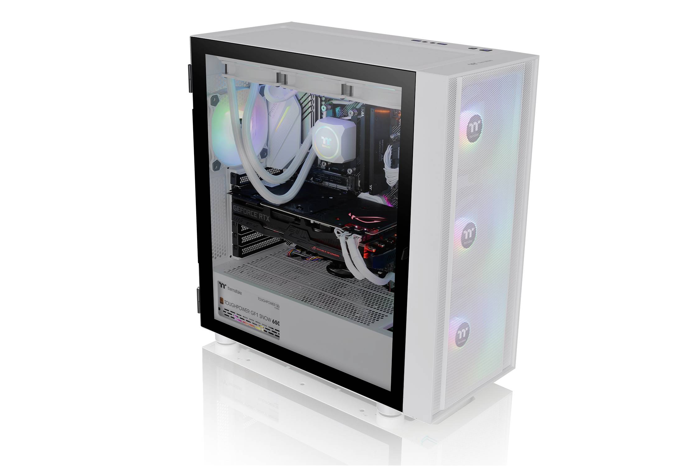Gaming-pc met transparant zijpaneel toont interne componenten; RGB-verlichting op ventilatoren.