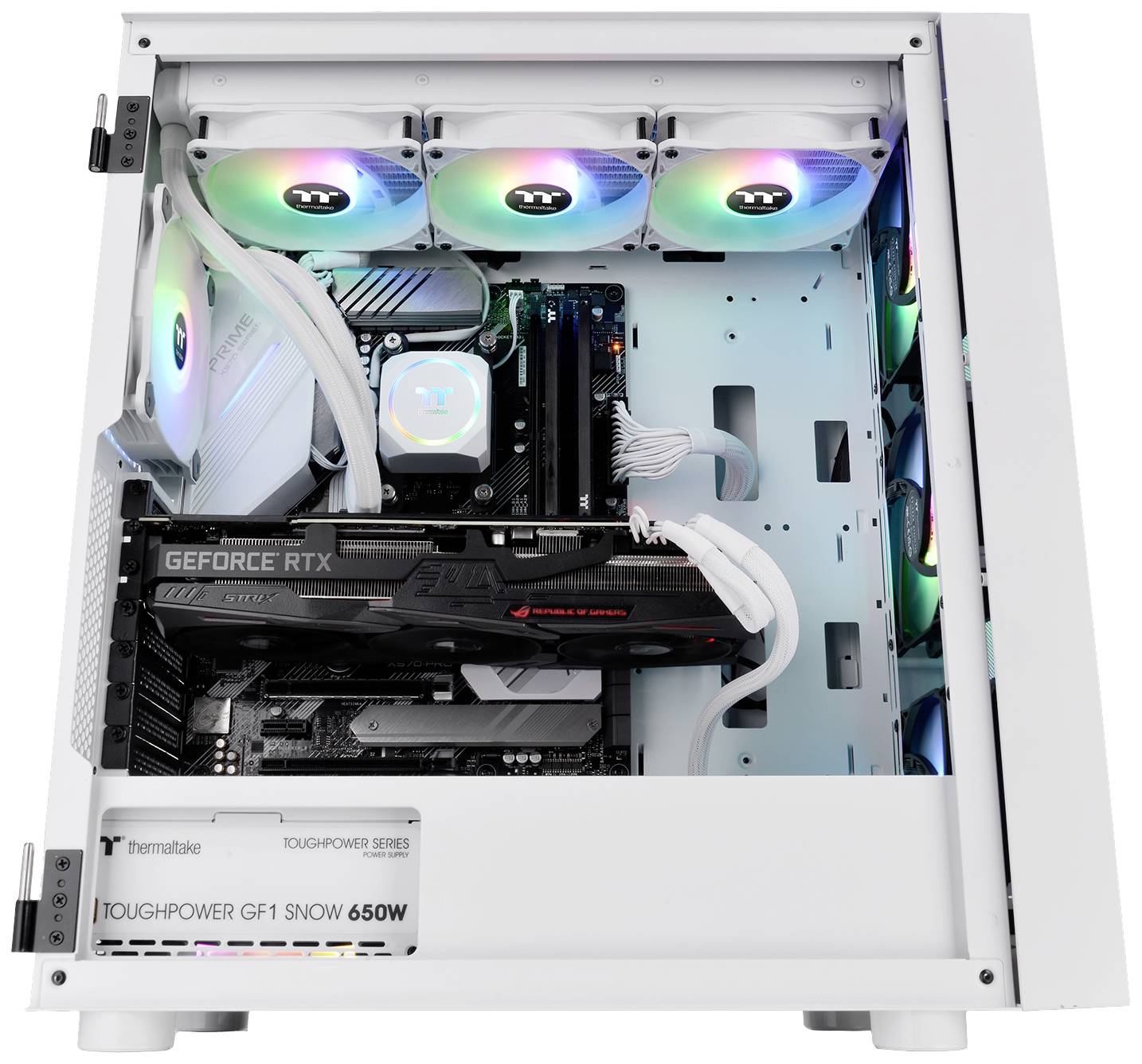 Een wit computergehuis met kleurrijke LED-verlichting, met open zicht op de binnenliggende hardware zoals videokaart en voeding.