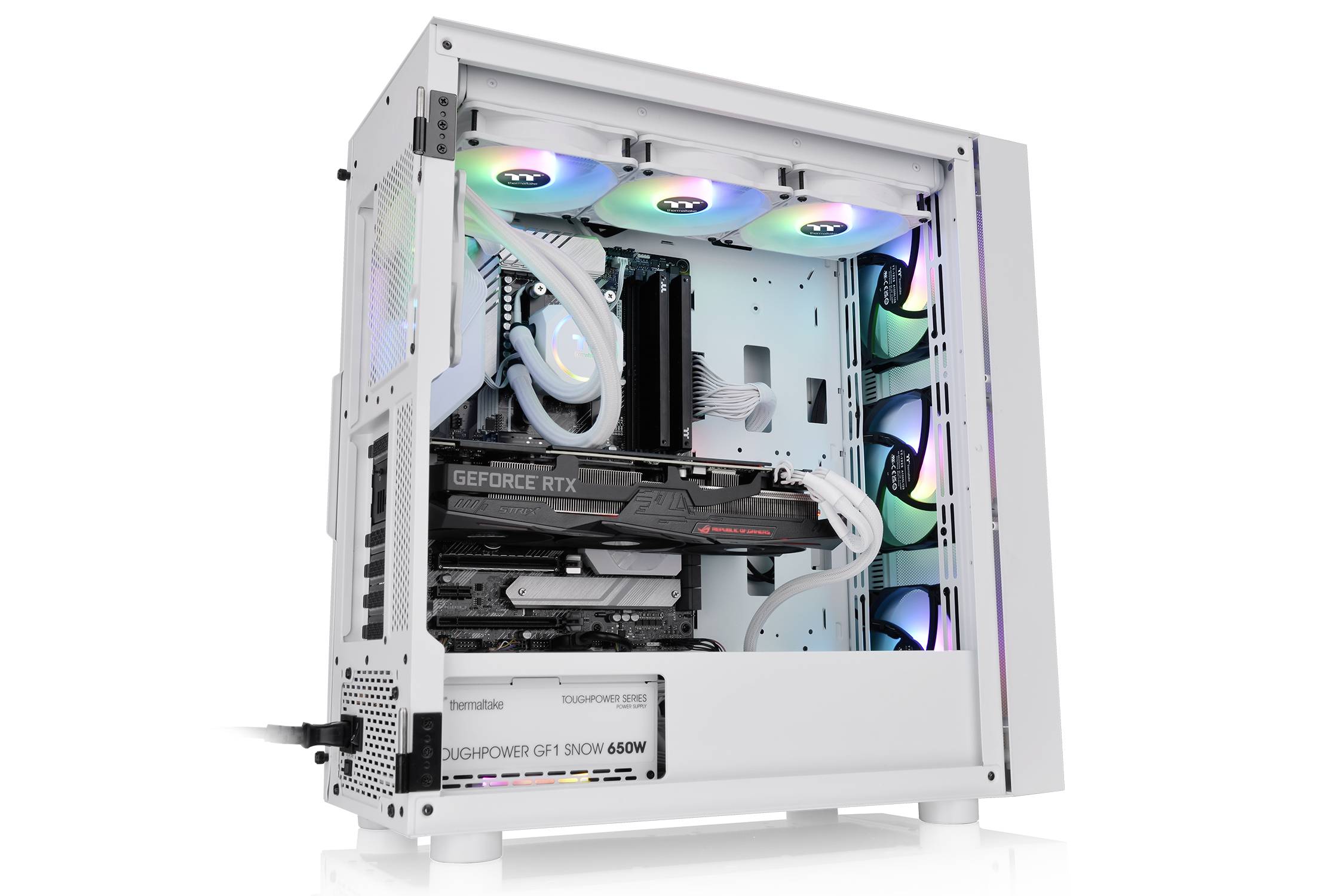 Een witte gamingcomputer met gekleurde LED-verlichting, waarbij een GeForce RTX-videokaart en een 650W-voeding van binnen zichtbaar zijn.