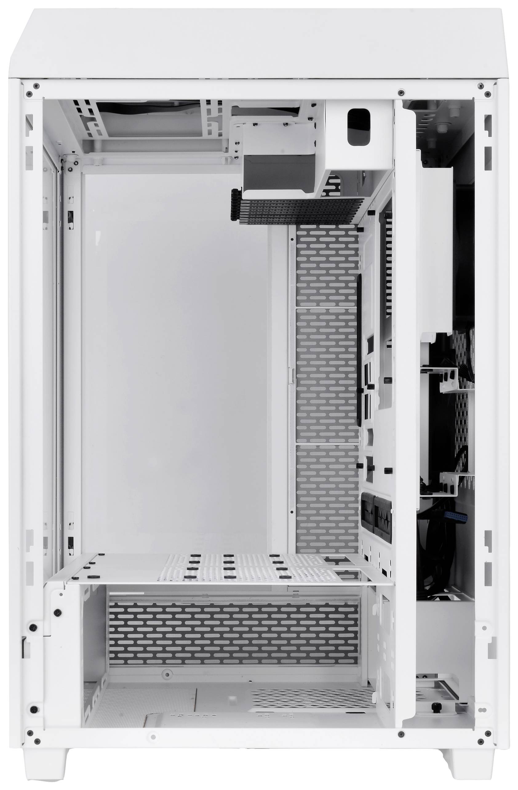 Een lege, witte computer-toren met open zijkanten, een kabelbeheersysteem en ventilatorhouders, klaar voor montage.