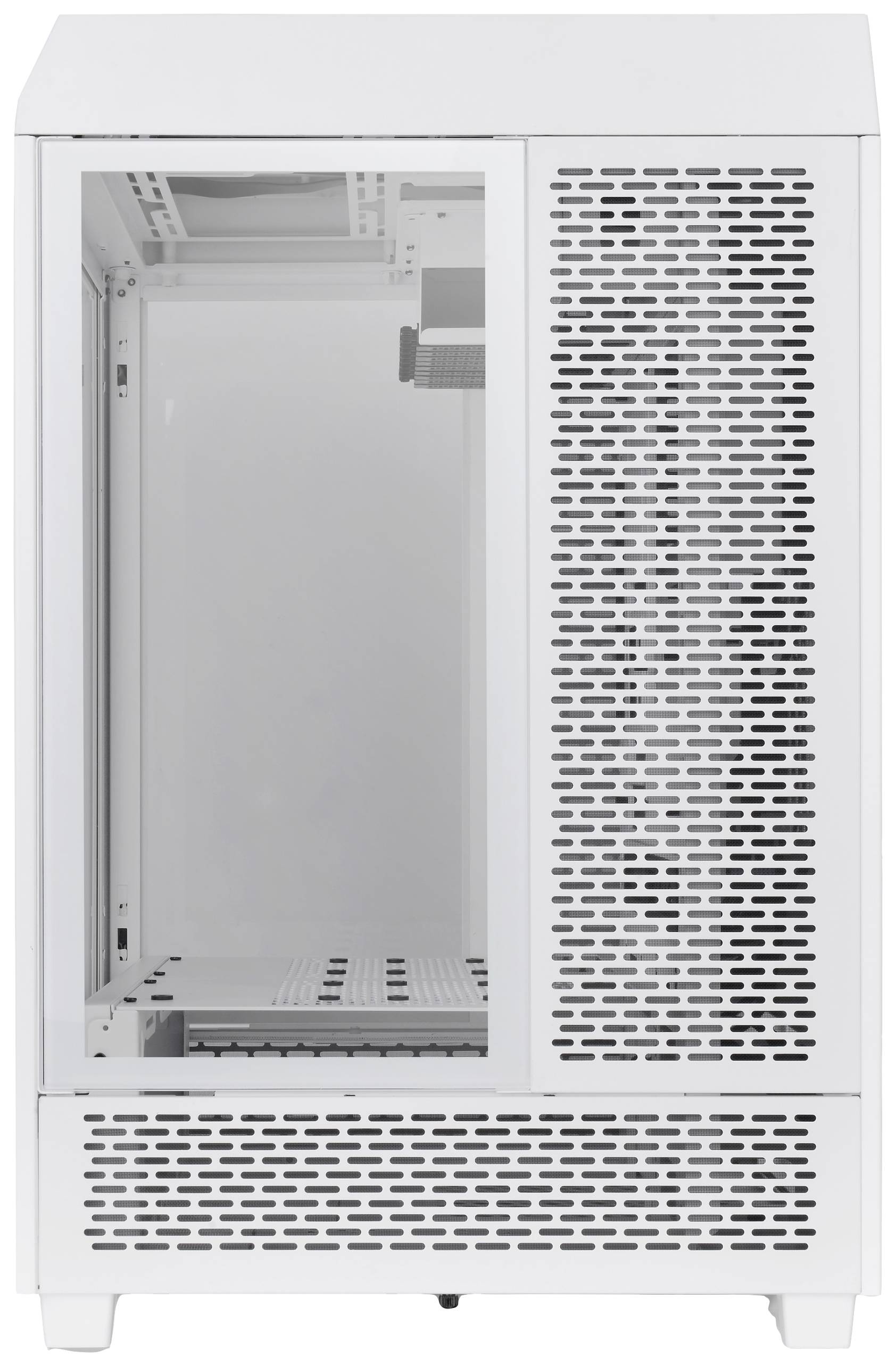 Een lege, witte computerbehuizing met een transparant zijvenster en een rasterontwerp aan de voorkant.