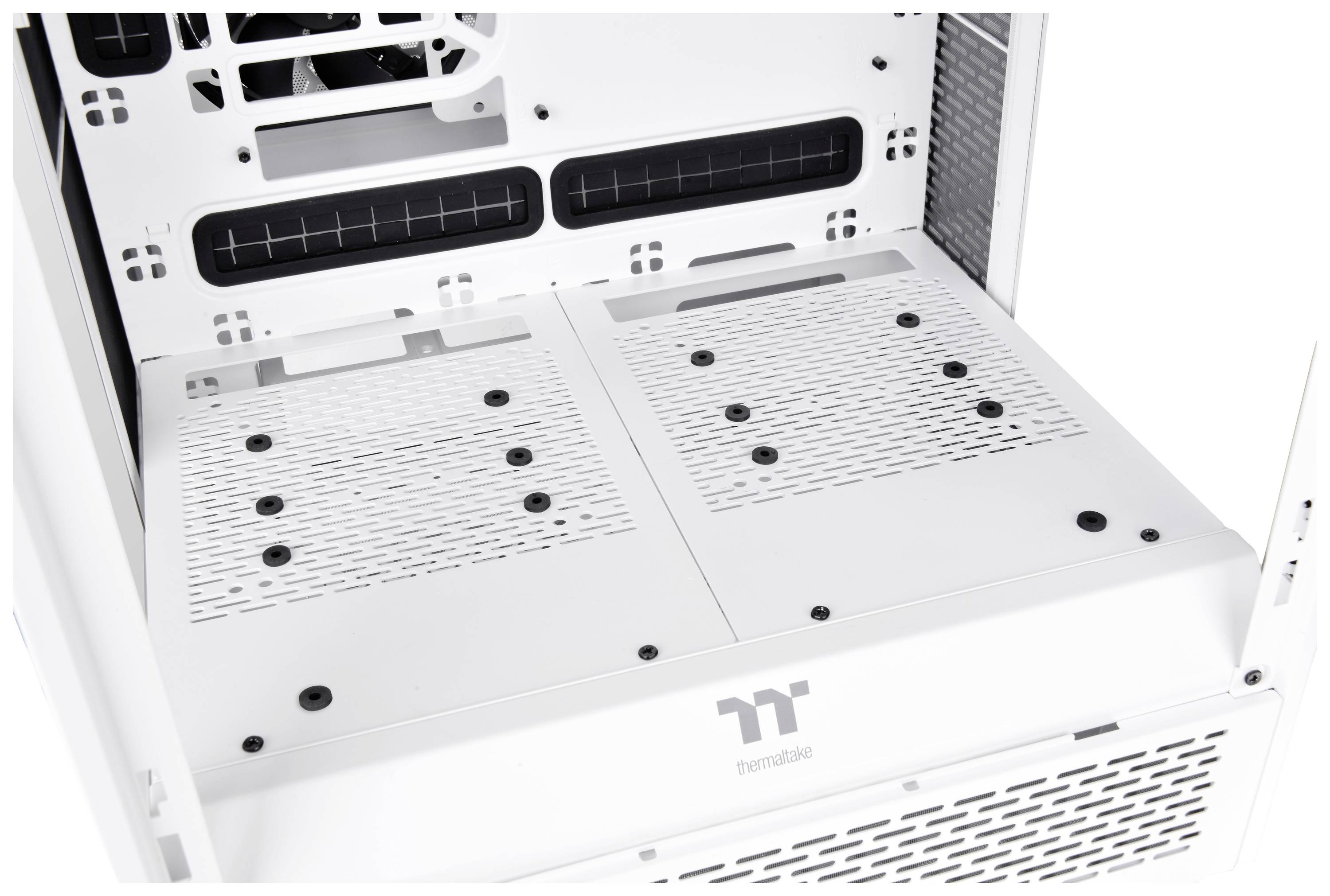 Binnenaanzicht van een wit computerbehuizing met ventilatiesleuven en montagerails voor pc-componenten.