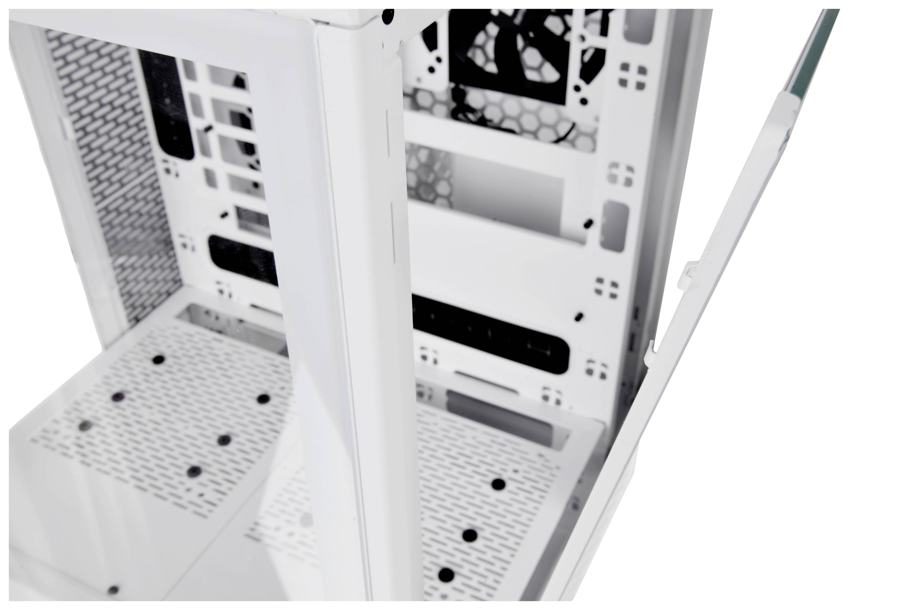 Wit, open computerbehuizing zonder hardware, toont lege binnenkant met ventilatieopeningen en kabelmanagementvoorzieningen.