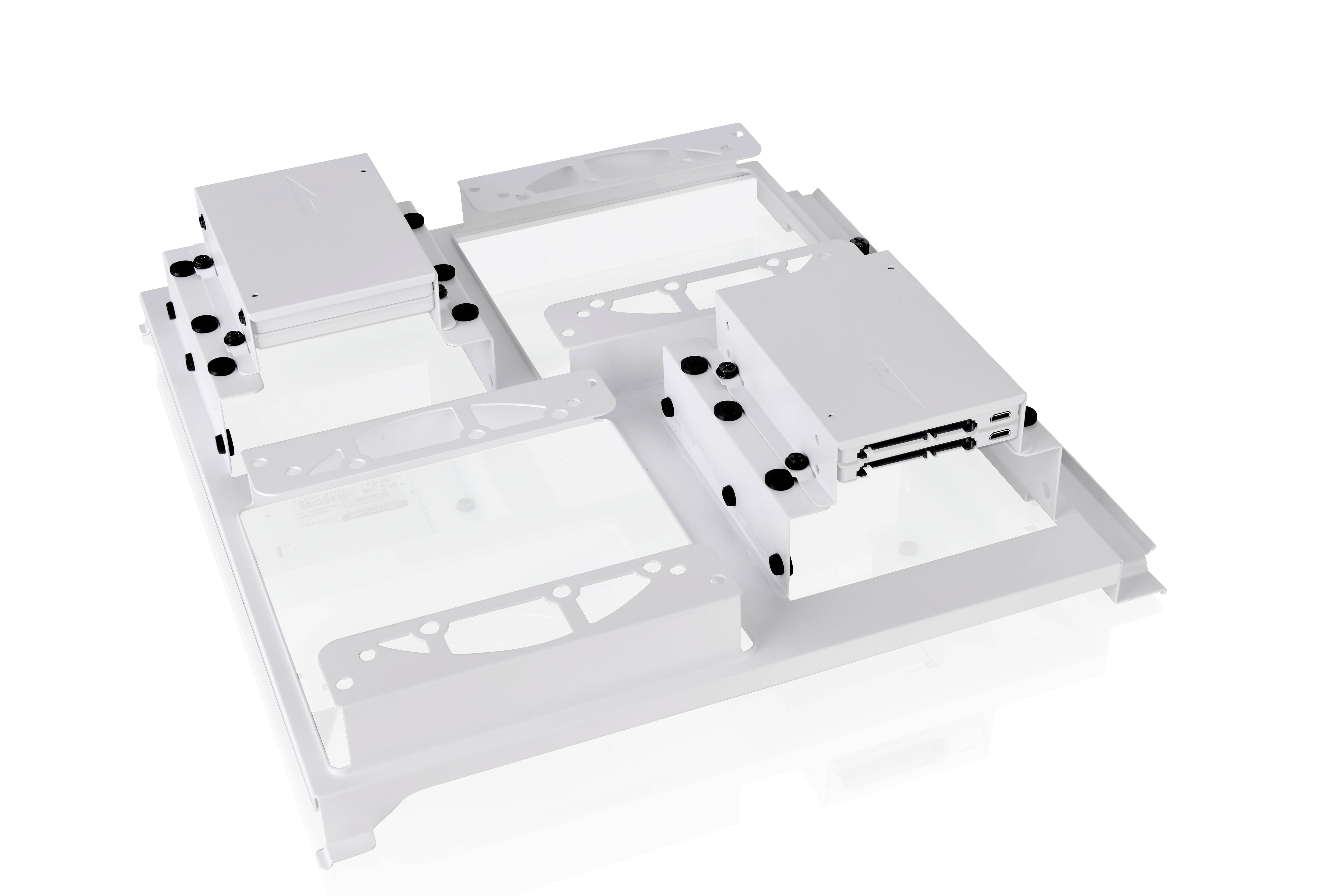 Witte elektronische componenten op een witte montageplaat, met kabelaansluitingen en aansluitsleuven, symmetrisch gerangschikt.