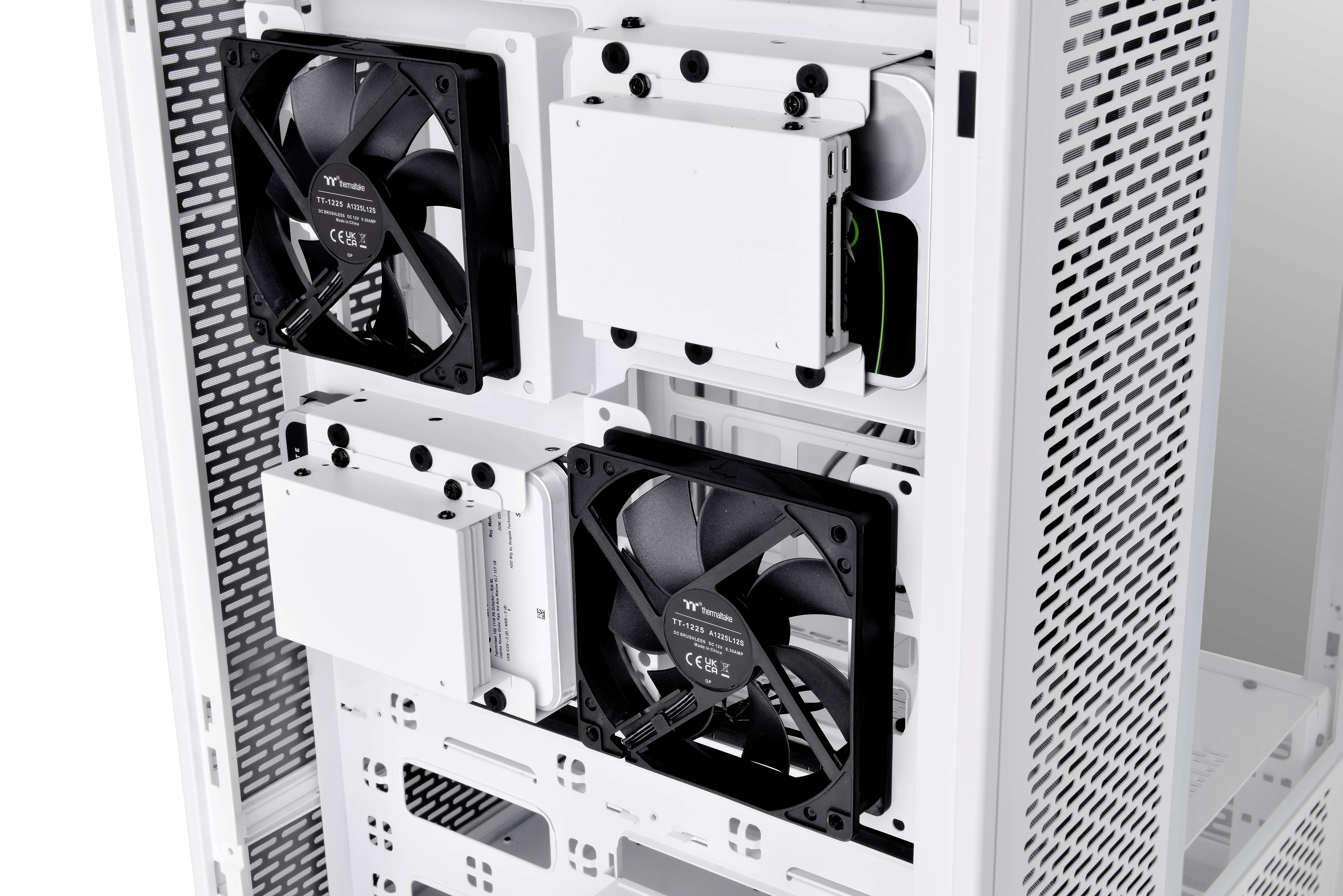 Twee zwarte ventilatoren in een witte computerbehuizing.
