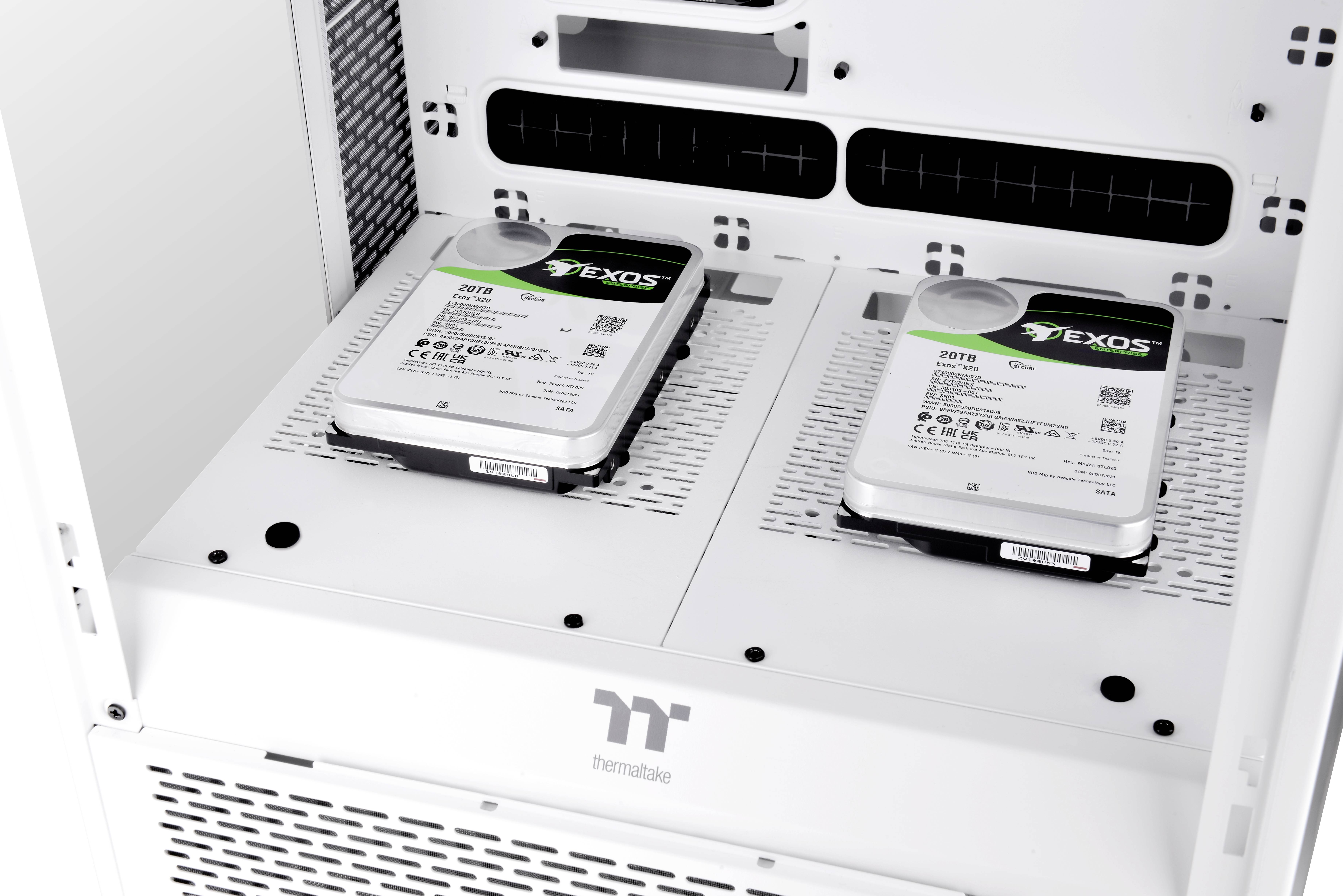 Twee harde schijven van het model 'Exos 16TB' zijn naast elkaar gemonteerd in een computerbehuizing. Ze worden gebruikt voor het opslaan van grote hoeveelheden gegevens.