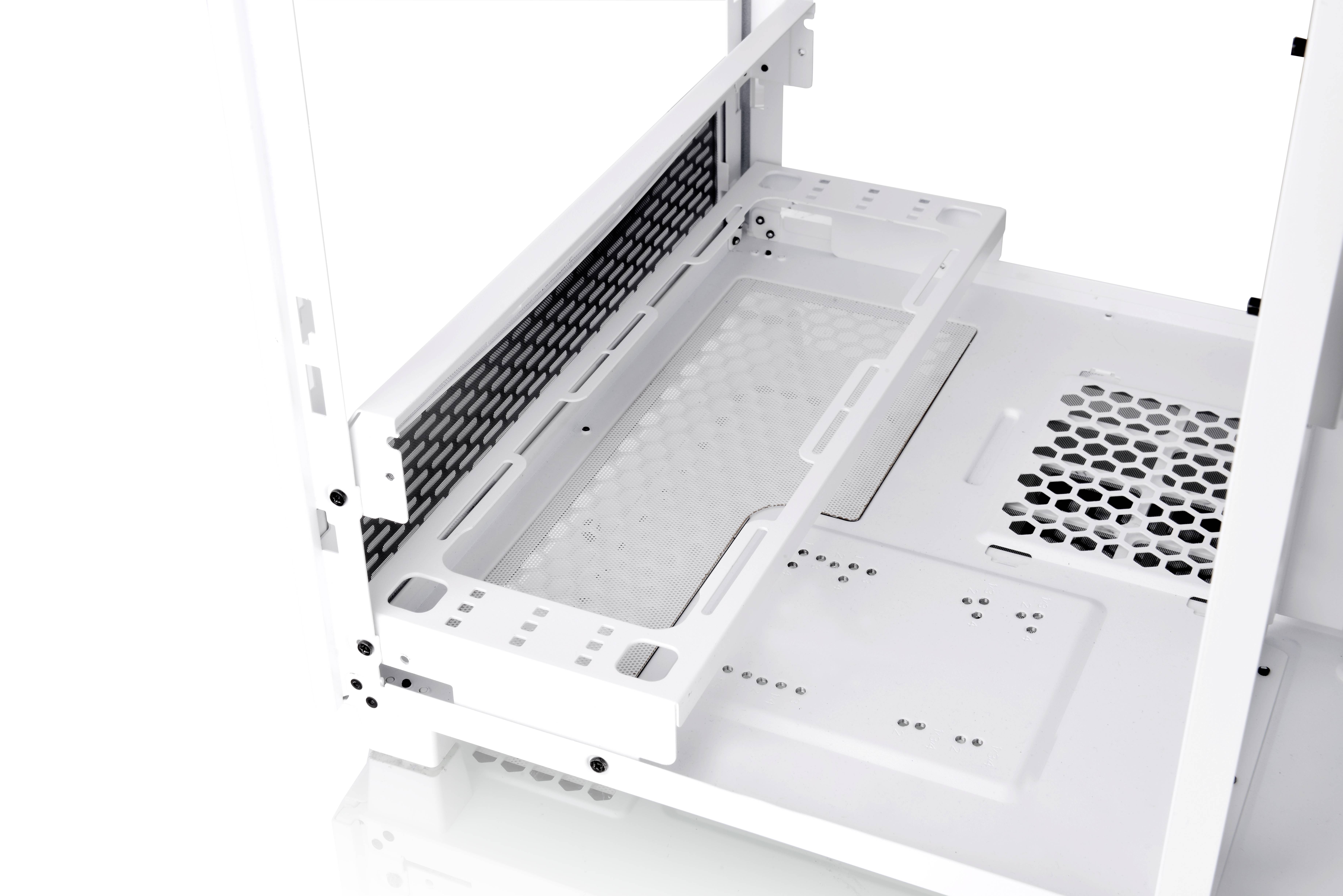 Wit computerbehuizing in geopende toestand. Binnenin zijn ventilatiesleuven en montageplaatsen voor hardwarecomponenten zichtbaar.